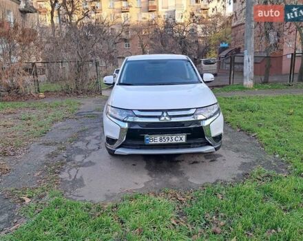 Белый Мицубиси Аутлендер, объемом двигателя 2 л и пробегом 49 тыс. км за 16500 $, фото 1 на Automoto.ua