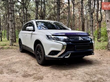 Белый Мицубиси Аутлендер, объемом двигателя 2 л и пробегом 146 тыс. км за 19000 $, фото 1 на Automoto.ua