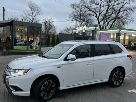 Белый Мицубиси Аутлендер, объемом двигателя 2 л и пробегом 191 тыс. км за 18800 $, фото 1 на Automoto.ua