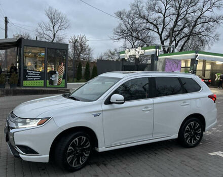 Білий Міцубісі Аутлендер, об'ємом двигуна 2 л та пробігом 191 тис. км за 18800 $, фото 1 на Automoto.ua