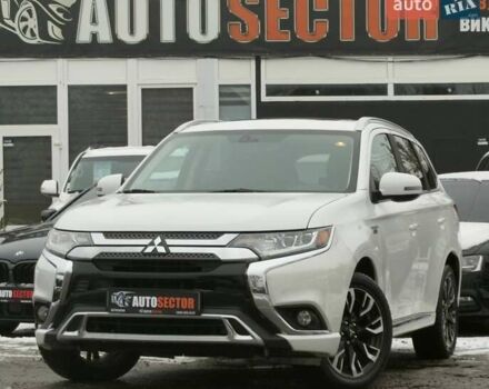 Белый Мицубиси Аутлендер, объемом двигателя 2 л и пробегом 192 тыс. км за 19500 $, фото 1 на Automoto.ua