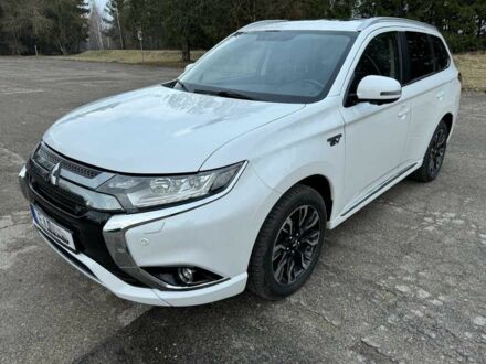 Белый Мицубиси Аутлендер, объемом двигателя 0 л и пробегом 130 тыс. км за 17000 $, фото 1 на Automoto.ua