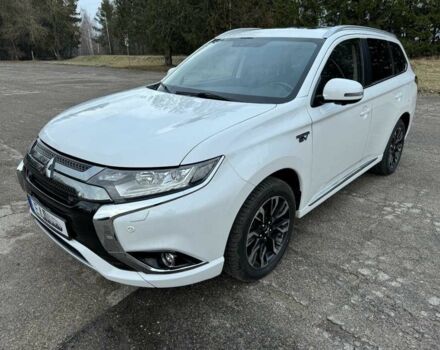 Белый Мицубиси Аутлендер, объемом двигателя 0 л и пробегом 130 тыс. км за 17000 $, фото 1 на Automoto.ua