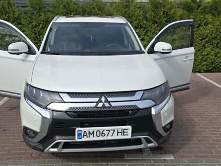 Белый Мицубиси Аутлендер, объемом двигателя 2.36 л и пробегом 282 тыс. км за 15500 $, фото 1 на Automoto.ua