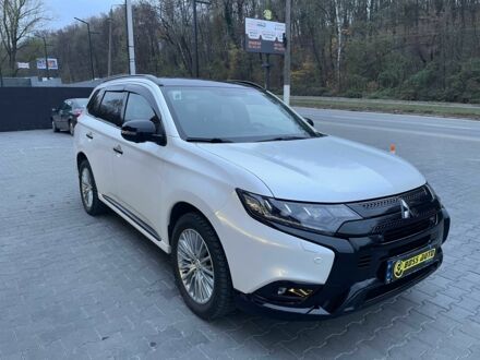 Белый Мицубиси Аутлендер, объемом двигателя 2.4 л и пробегом 53 тыс. км за 32900 $, фото 1 на Automoto.ua