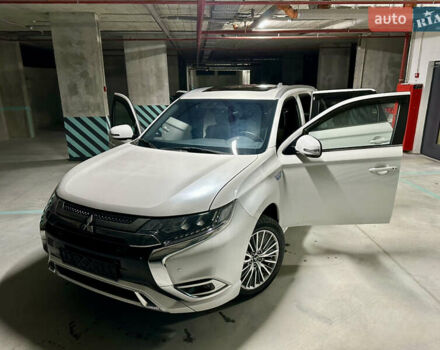 Белый Мицубиси Аутлендер, объемом двигателя 2 л и пробегом 70 тыс. км за 24300 $, фото 1 на Automoto.ua