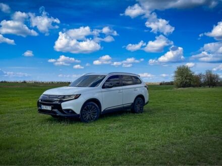 Белый Мицубиси Аутлендер, объемом двигателя 2.4 л и пробегом 150 тыс. км за 16000 $, фото 1 на Automoto.ua