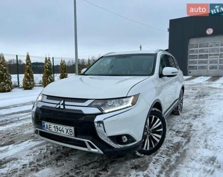 Белый Мицубиси Аутлендер, объемом двигателя 2.36 л и пробегом 200 тыс. км за 16800 $, фото 1 на Automoto.ua