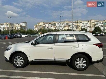 Белый Мицубиси Аутлендер, объемом двигателя 2 л и пробегом 19 тыс. км за 18500 $, фото 1 на Automoto.ua