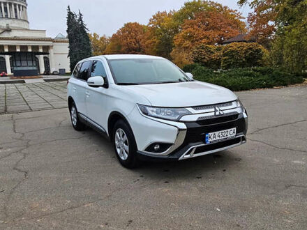 Белый Мицубиси Аутлендер, объемом двигателя 2 л и пробегом 74 тыс. км за 16500 $, фото 1 на Automoto.ua