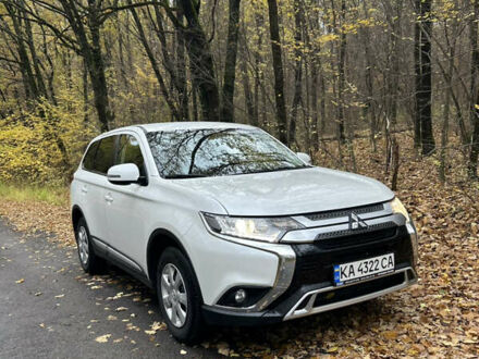 Мицубиси Аутлендер 2020 в Киеве на Automoto.ua Белый Мицубиси Аутлендер, объемом двигателя 2 л и пробегом 72 тыс. км за 17500 $, фото 1 на Automoto.ua