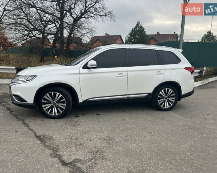 Белый Мицубиси Аутлендер, объемом двигателя 2.36 л и пробегом 59 тыс. км за 25000 $, фото 1 на Automoto.ua