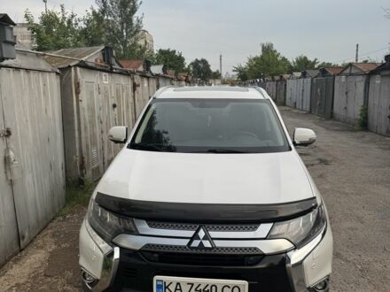 Міцубісі Аутлендер 2020 у Києві на Automoto.ua Білий Міцубісі Аутлендер, об'ємом двигуна 2.4 л та пробігом 125 тис. км за 23000 $, фото 1 на Automoto.ua