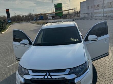 Мицубиси Аутлендер 2020 в Запорожье на Automoto.ua Белый Мицубиси Аутлендер, объемом двигателя 2.4 л и пробегом 89 тыс. км за 29000 $, фото 1 на Automoto.ua