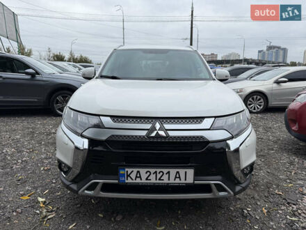 Белый Мицубиси Аутлендер, объемом двигателя 2.36 л и пробегом 75 тыс. км за 27400 $, фото 1 на Automoto.ua