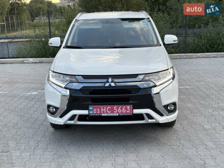 Мицубиси Аутлендер 2020 в Ровно на Automoto.ua Белый Мицубиси Аутлендер, объемом двигателя 2.36 л и пробегом 189 тыс. км за 25500 $, фото 1 на Automoto.ua
