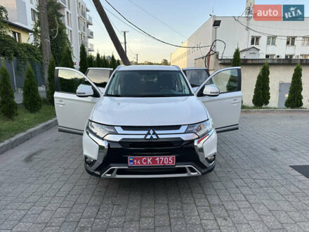 Мицубиси Аутлендер 2020 в Львове на Automoto.ua Белый Мицубиси Аутлендер, объемом двигателя 3 л и пробегом 104 тыс. км за 17700 $, фото 1 на Automoto.ua