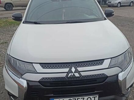 Білий Міцубісі Аутлендер, об'ємом двигуна 2.36 л та пробігом 170 тис. км за 18200 $, фото 1 на Automoto.ua