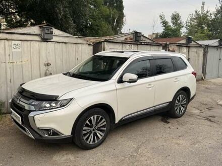 Мицубиси Аутлендер 2020 в Киеве на Automoto.ua Белый Мицубиси Аутлендер, объемом двигателя 2.36 л и пробегом 125 тыс. км за 21500 $, фото 1 на Automoto.ua