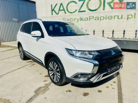 Мицубиси Аутлендер 2020 в Ровно на Automoto.ua Белый Мицубиси Аутлендер, объемом двигателя 2.36 л и пробегом 81 тыс. км за 26500 $, фото 1 на Automoto.ua