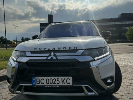 Білий Міцубісі Аутлендер, об'ємом двигуна 3 л та пробігом 42 тис. км за 22000 $, фото 1 на Automoto.ua