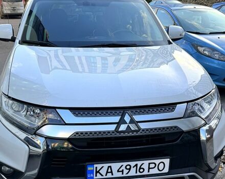 Белый Мицубиси Аутлендер, объемом двигателя 2 л и пробегом 143 тыс. км за 19999 $, фото 1 на Automoto.ua
