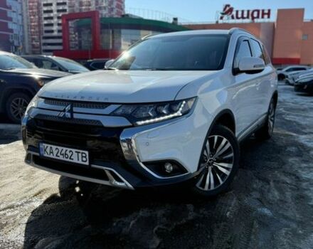 Белый Мицубиси Аутлендер, объемом двигателя 2.36 л и пробегом 11 тыс. км за 29000 $, фото 1 на Automoto.ua