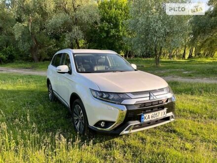 Міцубісі Аутлендер 2021 у Києві на Automoto.ua Білий Міцубісі Аутлендер, об'ємом двигуна 2.4 л та пробігом 19 тис. км за 28888 $, фото 1 на Automoto.ua