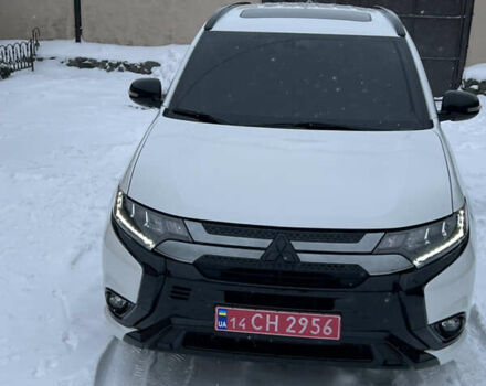Білий Міцубісі Аутлендер, об'ємом двигуна 2.36 л та пробігом 47 тис. км за 25550 $, фото 1 на Automoto.ua