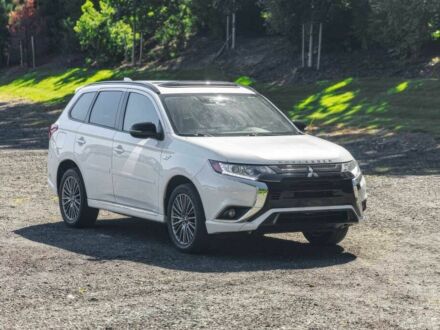 Белый Мицубиси Аутлендер, объемом двигателя 2.4 л и пробегом 28 тыс. км за 12000 $, фото 1 на Automoto.ua