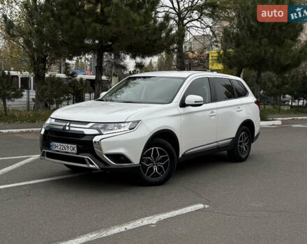 Білий Міцубісі Аутлендер, об'ємом двигуна 2 л та пробігом 63 тис. км за 20800 $, фото 1 на Automoto.ua
