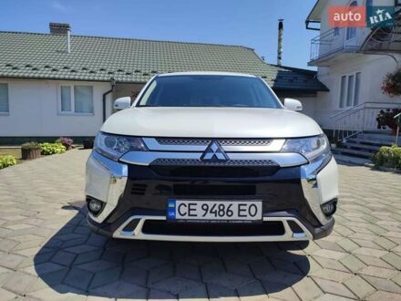 Мицубиси Аутлендер 2021 в Черновцах на Automoto.ua Белый Мицубиси Аутлендер, объемом двигателя 2.02 л и пробегом 15 тыс. км за 23450 $, фото 1 на Automoto.ua