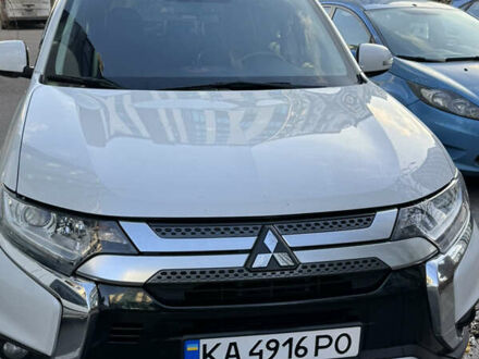 Белый Мицубиси Аутлендер, объемом двигателя 2 л и пробегом 143 тыс. км за 19999 $, фото 1 на Automoto.ua