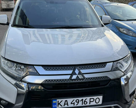 Белый Мицубиси Аутлендер, объемом двигателя 2 л и пробегом 143 тыс. км за 19999 $, фото 1 на Automoto.ua