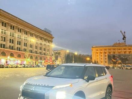 Белый Мицубиси Аутлендер, объемом двигателя 2.49 л и пробегом 913 тыс. км за 26000 $, фото 1 на Automoto.ua