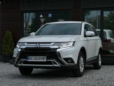 Білий Міцубісі Аутлендер, об'ємом двигуна 2 л та пробігом 100 тис. км за 19950 $, фото 1 на Automoto.ua