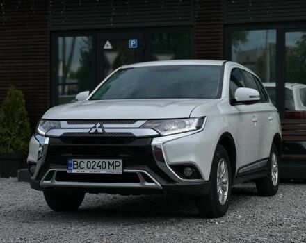 Белый Мицубиси Аутлендер, объемом двигателя 2 л и пробегом 100 тыс. км за 21500 $, фото 1 на Automoto.ua