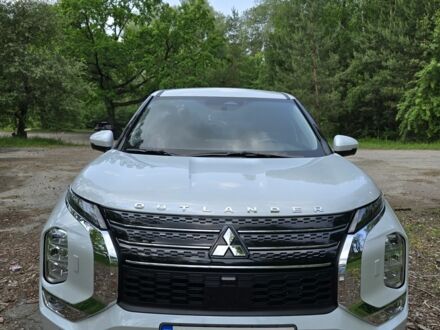 Міцубісі Аутлендер 2022 у Смеле на Automoto.ua Білий Міцубісі Аутлендер, об'ємом двигуна 2.5 л та пробігом 13 тис. км за 33000 $, фото 1 на Automoto.ua