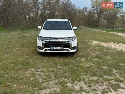 Белый Мицубиси Аутлендер, объемом двигателя 2.36 л и пробегом 77 тыс. км за 25700 $, фото 1 на Automoto.ua