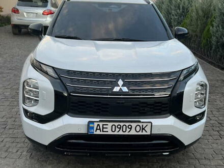 Мицубиси Аутлендер 2023 в Днепре (Днепропетровске) на Automoto.ua Белый Мицубиси Аутлендер, объемом двигателя 2.36 л и пробегом 21 тыс. км за 45600 $, фото 1 на Automoto.ua