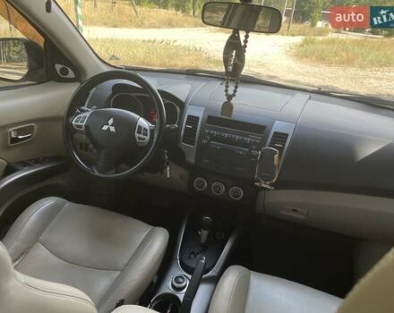 Бежевый Мицубиси Аутлендер, объемом двигателя 3 л и пробегом 176 тыс. км за 11000 $, фото 2 на Automoto.ua