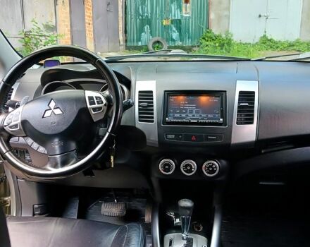 Бежевый Мицубиси Аутлендер, объемом двигателя 2.4 л и пробегом 204 тыс. км за 8500 $, фото 1 на Automoto.ua