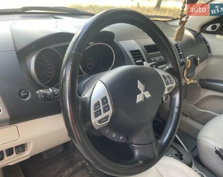 Бежевый Мицубиси Аутлендер, объемом двигателя 3 л и пробегом 176 тыс. км за 11000 $, фото 3 на Automoto.ua