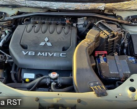 Бежевий Міцубісі Аутлендер, об'ємом двигуна 3 л та пробігом 295 тис. км за 9600 $, фото 8 на Automoto.ua