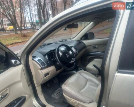 Бежевий Міцубісі Аутлендер, об'ємом двигуна 3 л та пробігом 245 тис. км за 8600 $, фото 9 на Automoto.ua