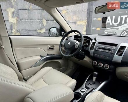 Бежевый Мицубиси Аутлендер, объемом двигателя 3 л и пробегом 210 тыс. км за 9000 $, фото 11 на Automoto.ua