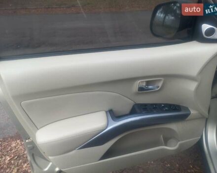 Бежевий Міцубісі Аутлендер, об'ємом двигуна 3 л та пробігом 245 тис. км за 8600 $, фото 12 на Automoto.ua