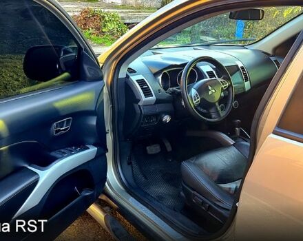 Бежевий Міцубісі Аутлендер, об'ємом двигуна 3 л та пробігом 295 тис. км за 9600 $, фото 4 на Automoto.ua