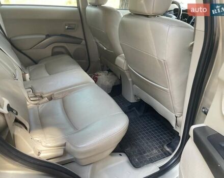 Бежевый Мицубиси Аутлендер, объемом двигателя 3 л и пробегом 176 тыс. км за 11000 $, фото 7 на Automoto.ua