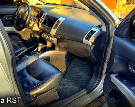 Бежевий Міцубісі Аутлендер, об'ємом двигуна 3 л та пробігом 295 тис. км за 9600 $, фото 5 на Automoto.ua